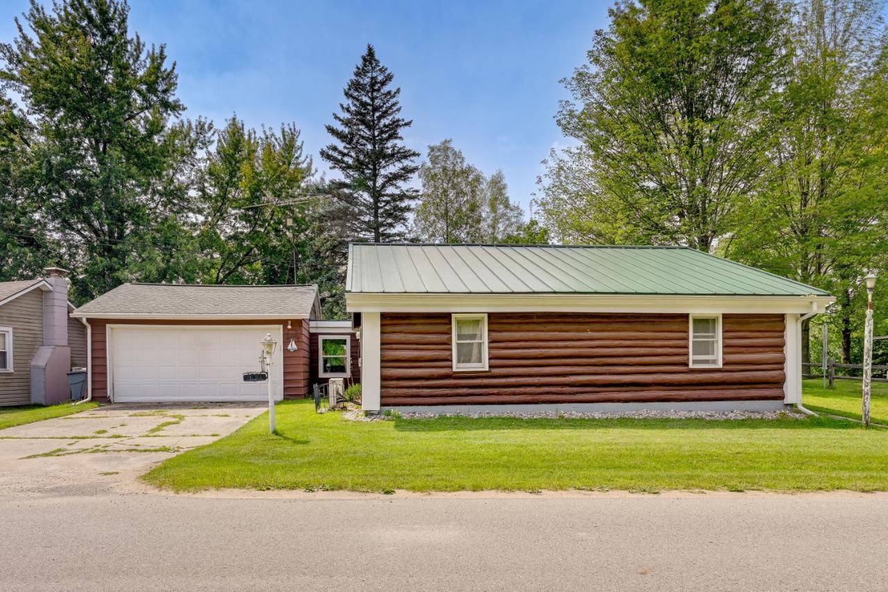 Gladwin Lakefront Cottage With Deck, Grill! Exterior photo