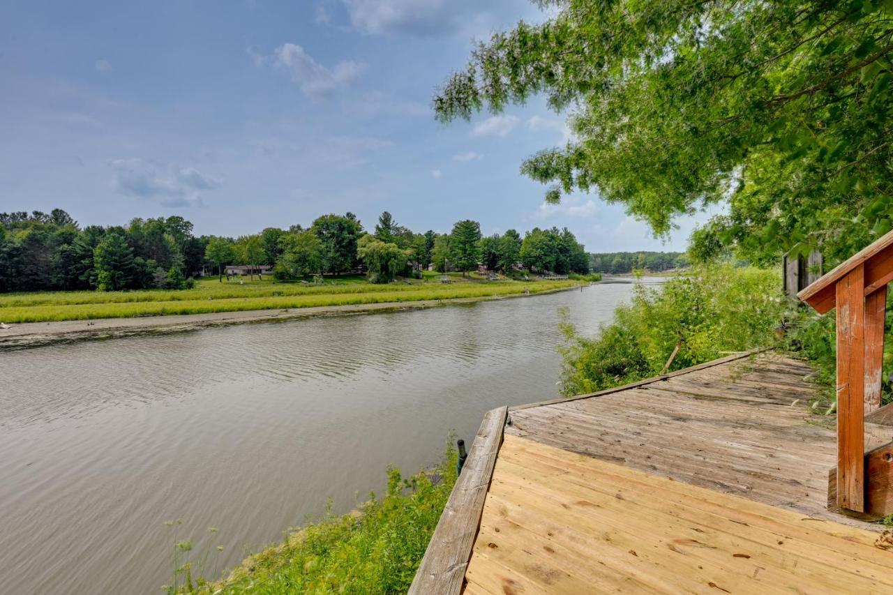 Gladwin Lakefront Cottage With Deck, Grill! Exterior photo