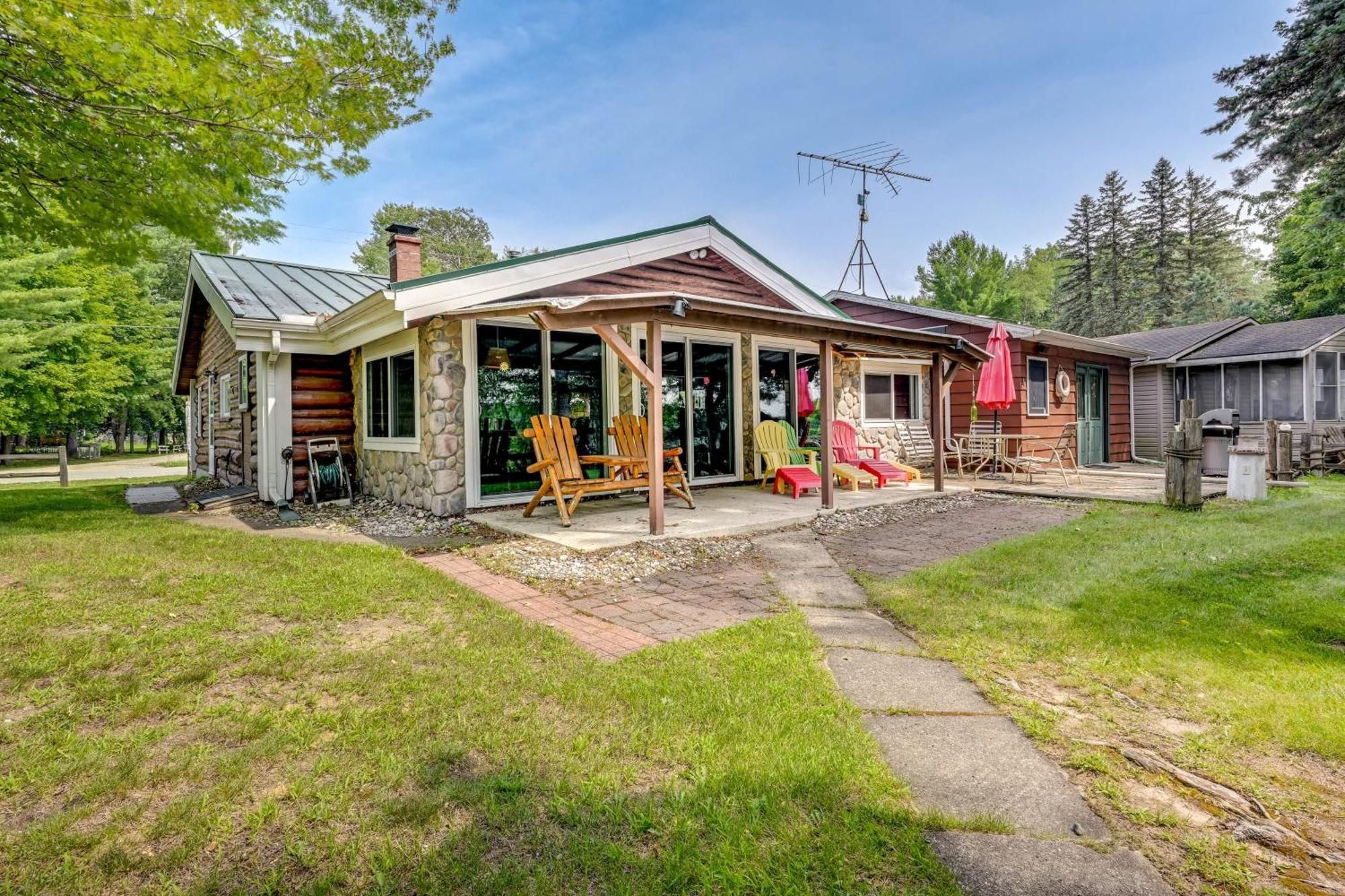 Gladwin Lakefront Cottage With Deck, Grill! Exterior photo